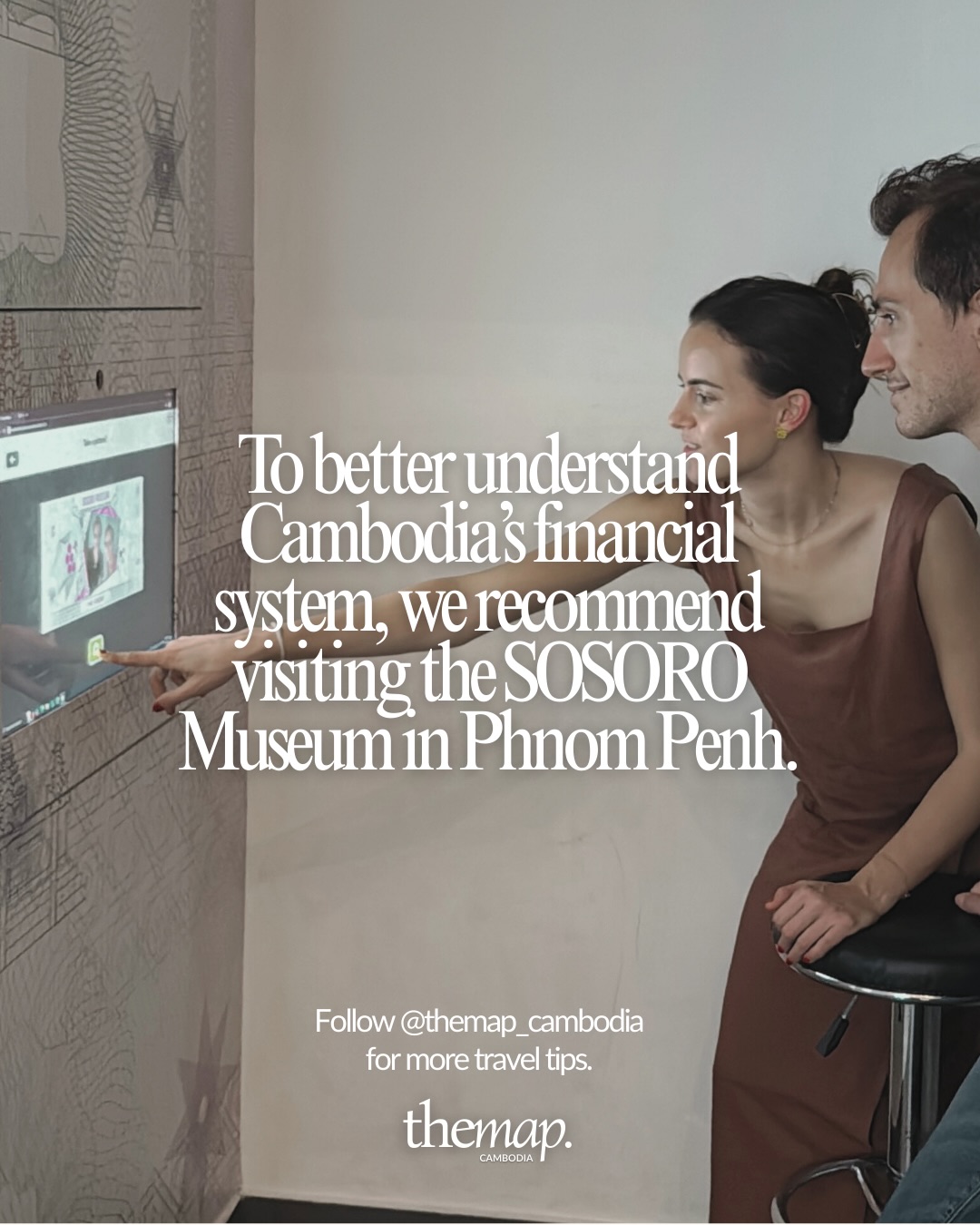 Un couple explorant une borne interactive au musée de la monnaie SOSORO à Phnom Penh