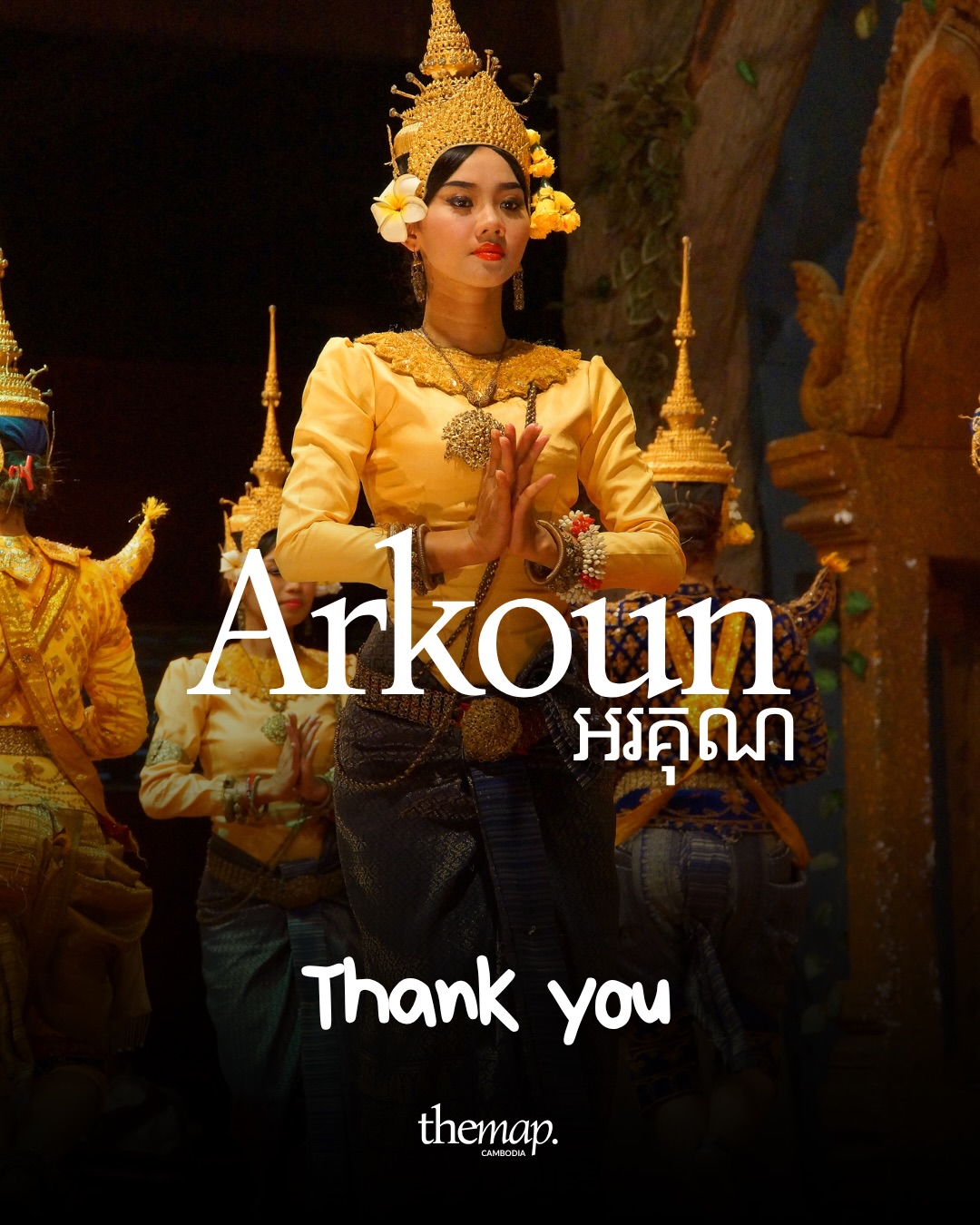 Le mot khmer Arkoun signifiant merci, affiché sur une danseuse cambodgienne en costume doré, les mains jointes