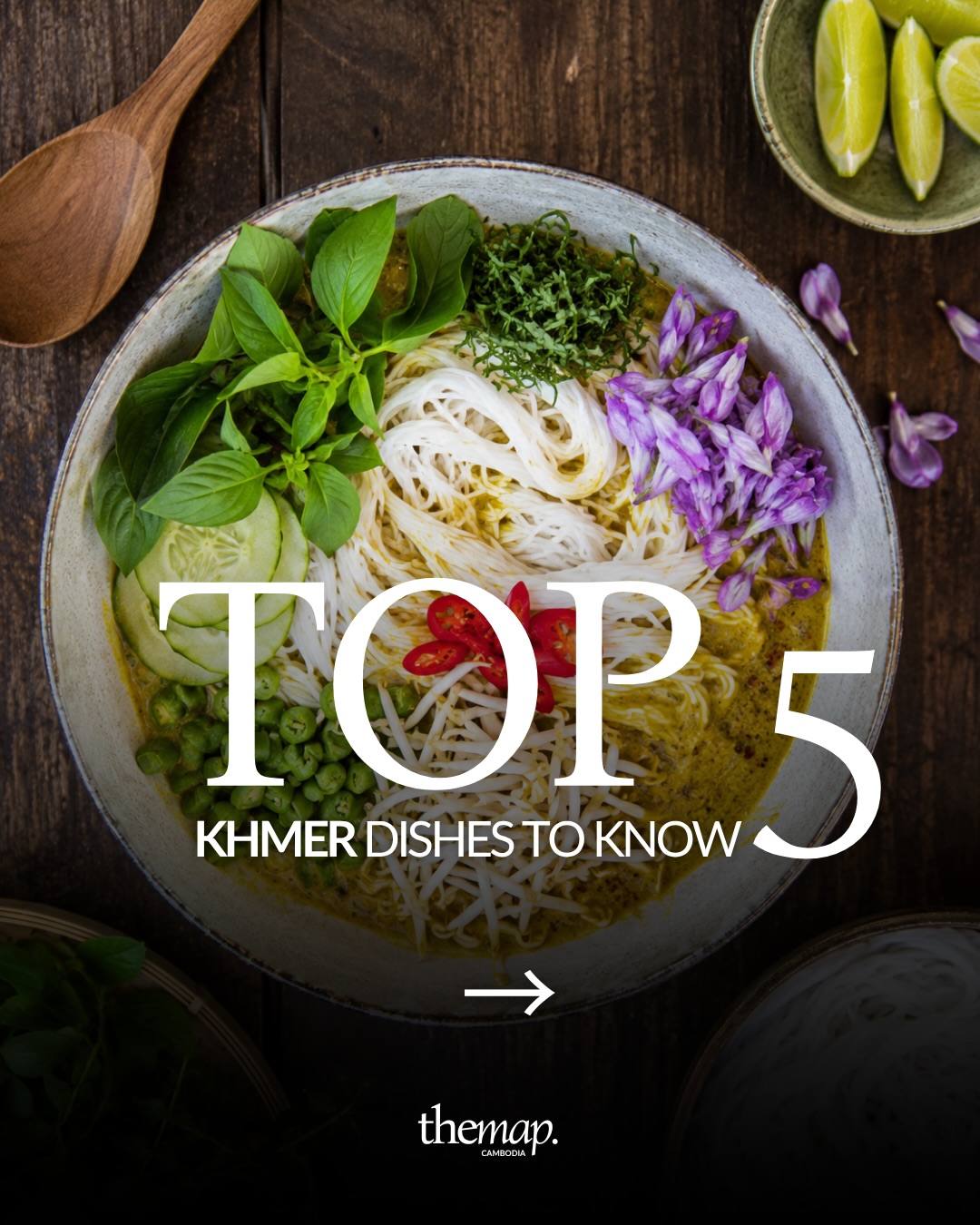 Top 5 des plats khmers, bol de nouilles de riz num banh chok avec herbes et fleurs comestibles