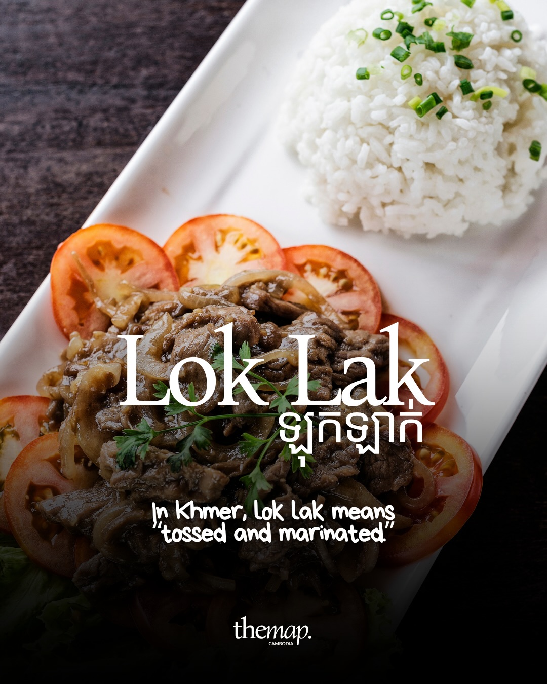 Lok lak de bœuf mariné avec tranches de tomate et un monticule de riz blanc