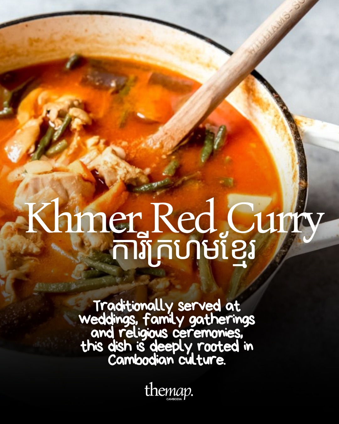 Curry rouge khmer avec poulet, haricots longs et légumes dans une marmite